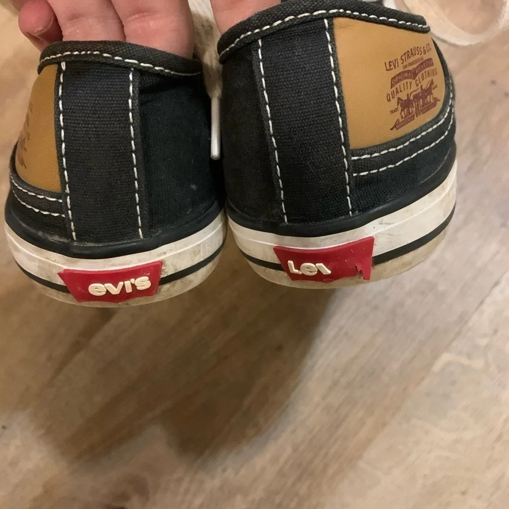 Levi’s Black & White Sneakers Size 6 - Picture 5 of 8